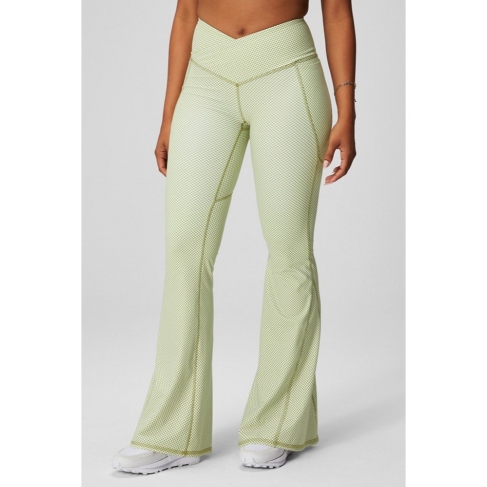 Fabletics Crossover Flare - Picture 2 of 10